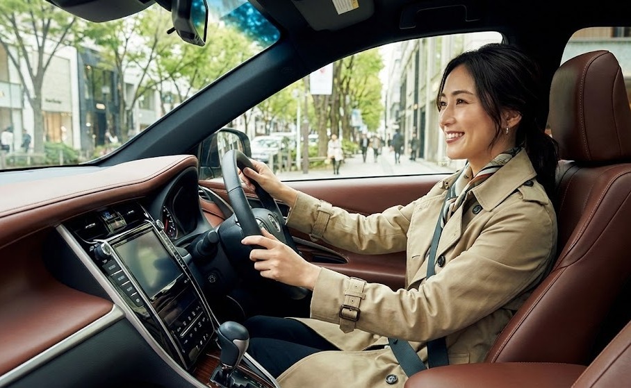 ハリアーを運転する自立したカッコいい女性。 