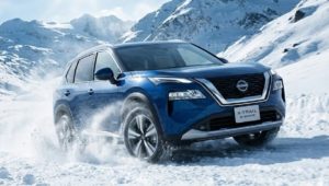 雪道を安定して力強く走行する新型エクストレイル e-4ORCE。